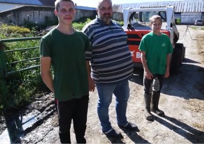 Фермата на Мартин Седлачко в Словакия. И трите му деца, които работят заедно с него и жена му.