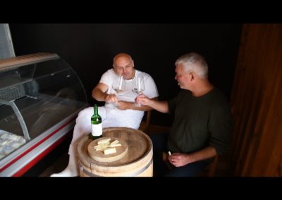 Да опитаме овче сирене от непастьоризирано мляко, каквото е правено в продължение на хилядолетия.