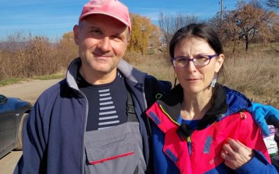 Една слънчева събота на ноември едно семейство за поредна година чисти езерото до село Негован.