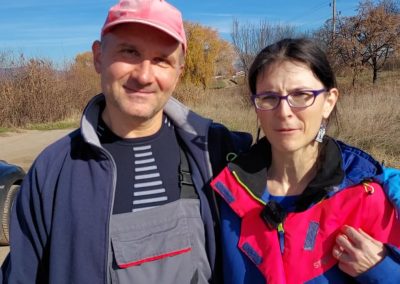 Една слънчева събота на ноември едно семейство за поредна година чисти езерото до село Негован.