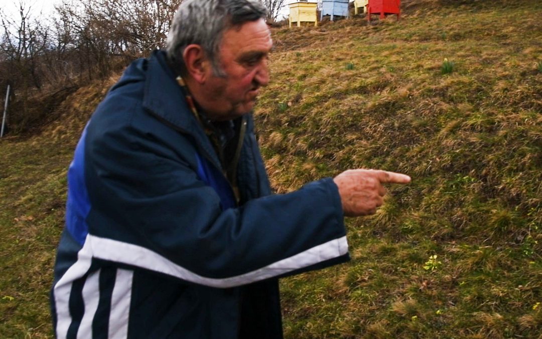 До село Яребковица се стига само с джип. Има само двама жители през зимата, но няма ток и вода .