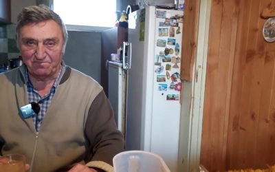 Седя на масата при Данчо Духалов, наслаждавам се на разговора и храната, която той прави по ……..