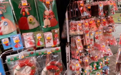 Плети, плети, бабо Марто,изплети ми мартенички,да ги вържем на ръчички,да излезем на полето …